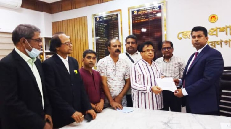 ঢাকা-নারায়ণগঞ্জ রুটে বাস ভাড়া কমানোর দাবিতে ডিসিকে স্মারকলিপি