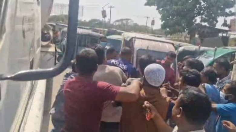 প্রকাশ্যে দুই পুলিশ সদস্যকে মারধর, ভিডিও ভাইরাল