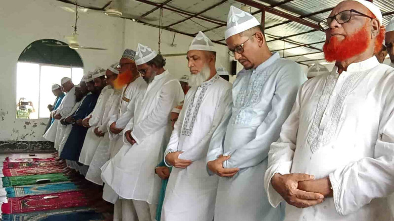 সৌদিআরবের সাথে মিল রেখে ফতুল্লায় ঈদ উদযাপন