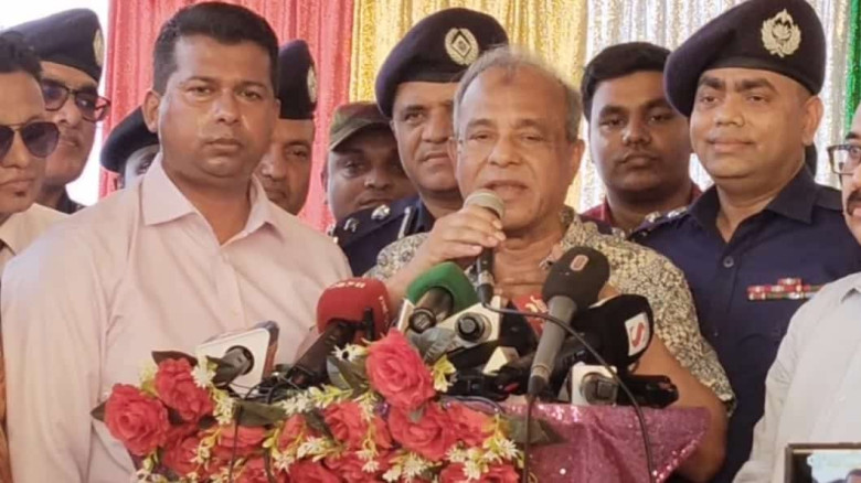 বিদেশি মিডিয়া অনেক সময় মিথ্যা সংবাদ দিতে চায় : স্বরাষ্ট্র উপদেষ্টা