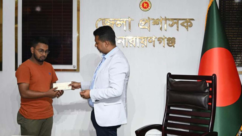 বৈষম্যবিরোধী ছাত্র আন্দোলনে আহত রুবেলের পাশে দাঁড়ালেন ডিসি