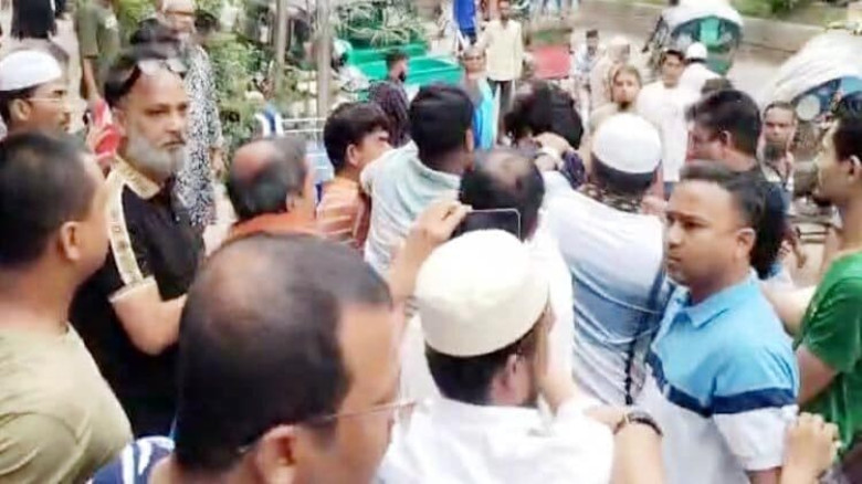 চাষাঢ়ায় দোকান দখল নেয়াকে কেন্দ্র করে জামায়াত নেতাকে মারধর