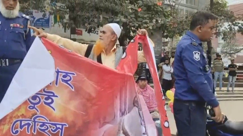 নারায়ণগঞ্জে বাউলদের কর্মসূচির ব্যানার ছেঁড়ার অভিযোগে আটক ১