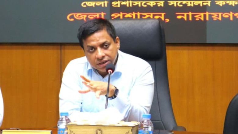 গণশুনানিতে নাগরিকদের অভিযোগ শুনলেন ডিসি
