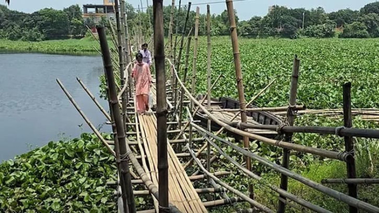 ব্রহ্মপুত্র নদের ওপর সেতুর অভাবে ১০ গ্রামের মানুষের দুর্ভোগ