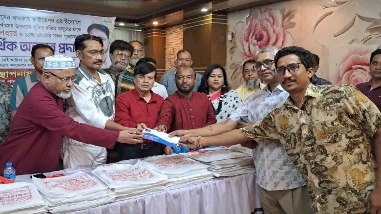 দশ বছর ধরে দুর্গোৎসবে সনাতন ধর্মাবলম্বীদের সহযোগিতা করছেন কাউন্সিলর প্রার্থী দিদার