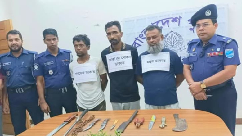 বন্দরে ডাকাতির প্রস্তুতির সময় দেশীয় অস্ত্রসহ গ্রেপ্তার ৩